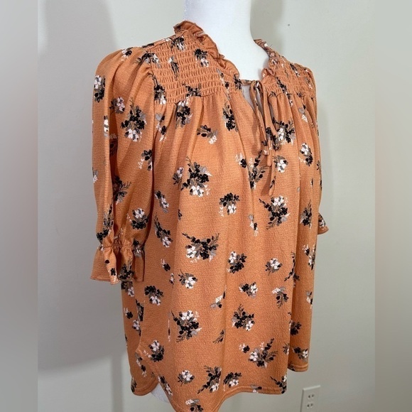 Melloday sz sm top in a pumpkin color with a floral print. Ruching front & back - Picture 14 of 16